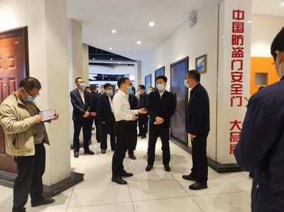 周口市委書記張建慧光臨長安門業觀摩新項目